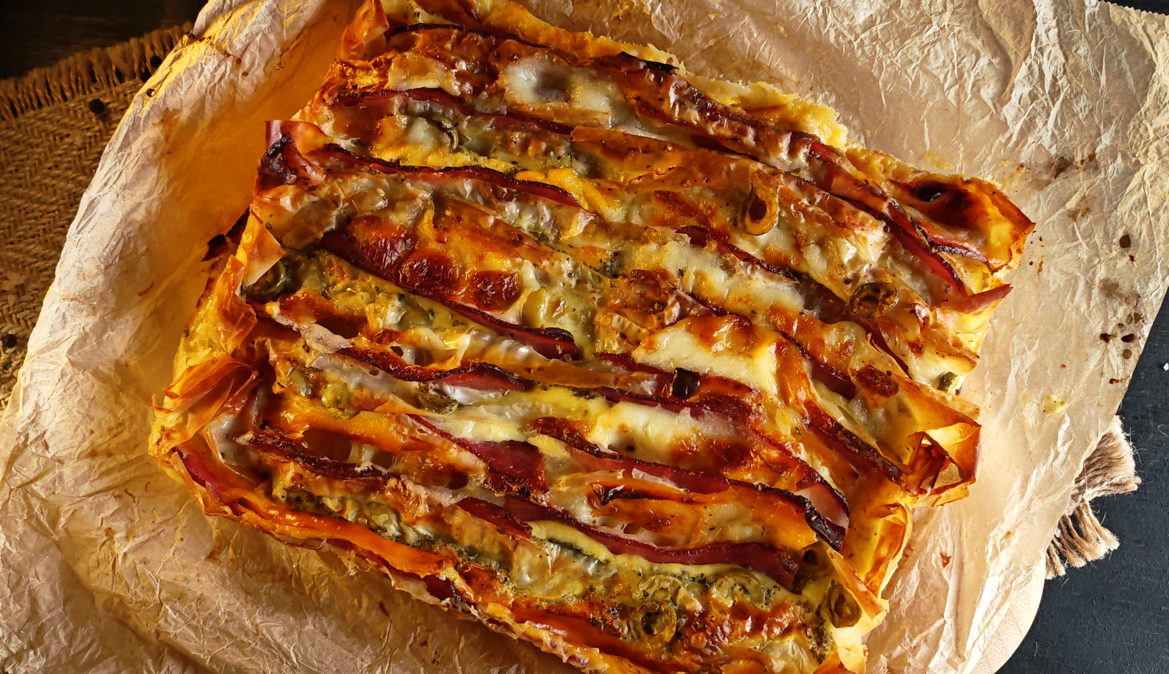 Aperitiv cu foi de plăcintă, bacon și cașcaval - Rețeta rapidă și savuroasă