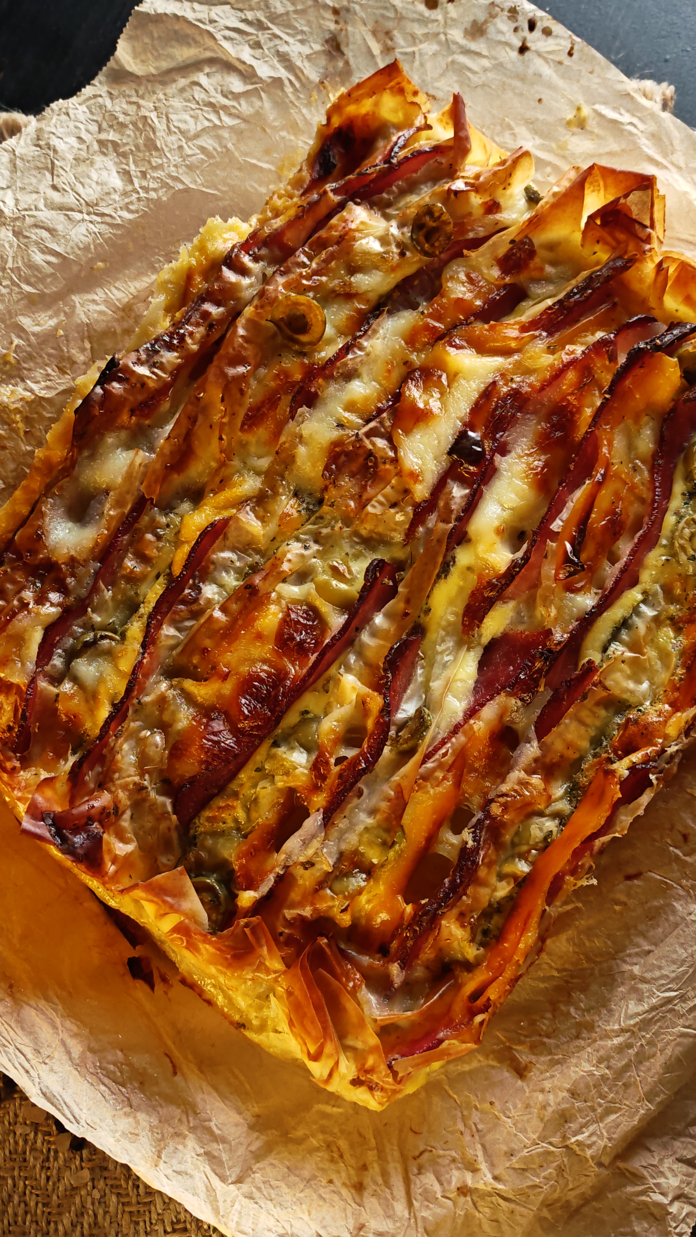 Aperitiv cu foi de plăcintă, bacon și cașcaval - Rețeta rapidă și savuroasă