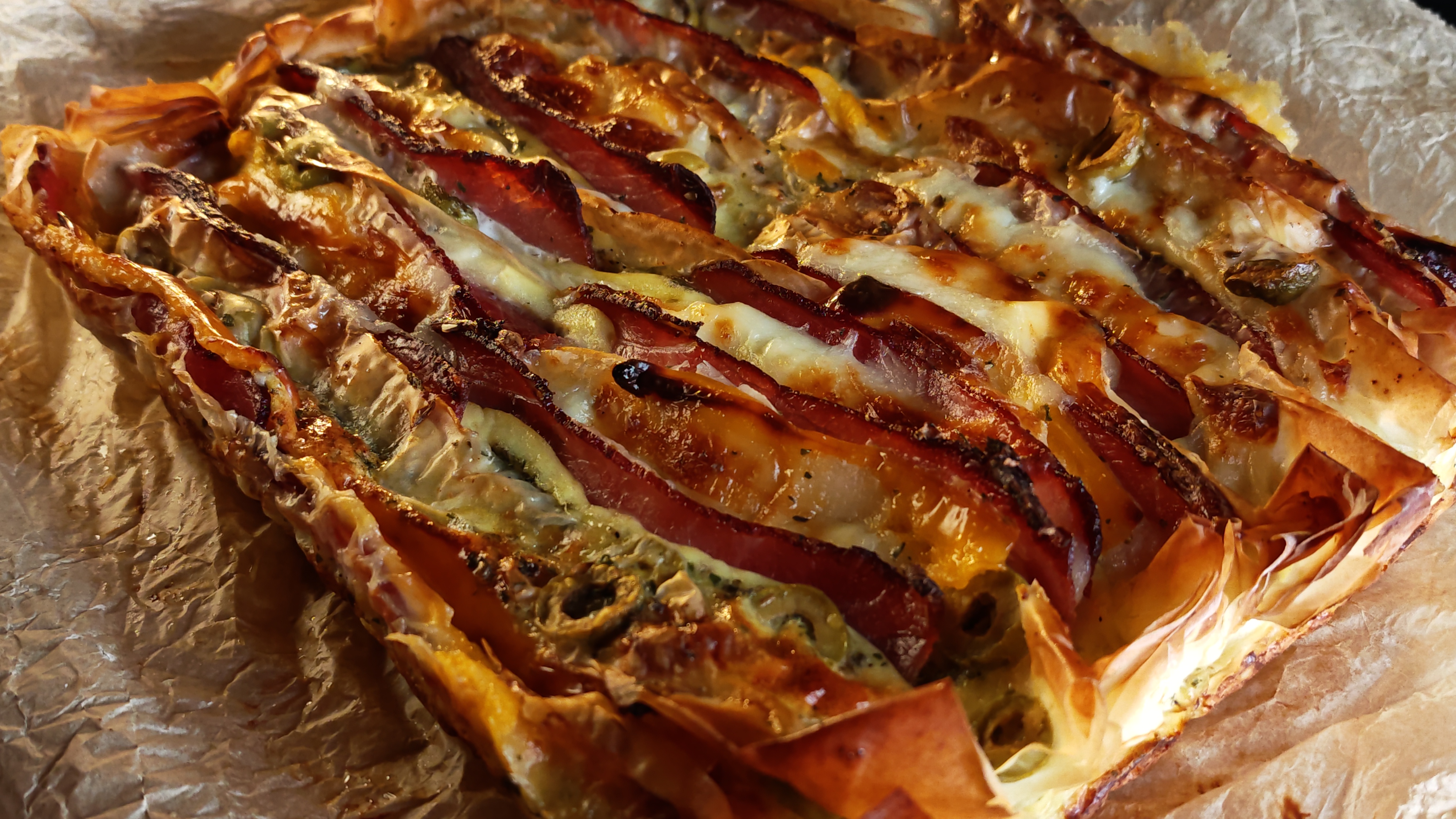 Aperitiv cu foi de plăcintă, bacon și cașcaval - Rețeta rapidă și savuroasă