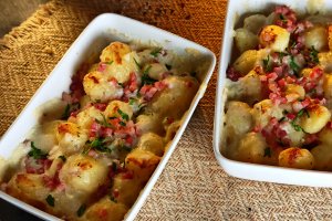 Cartofi noi cu brânză de burduf și bacon - Rețeta gustoasă și sățioasă

