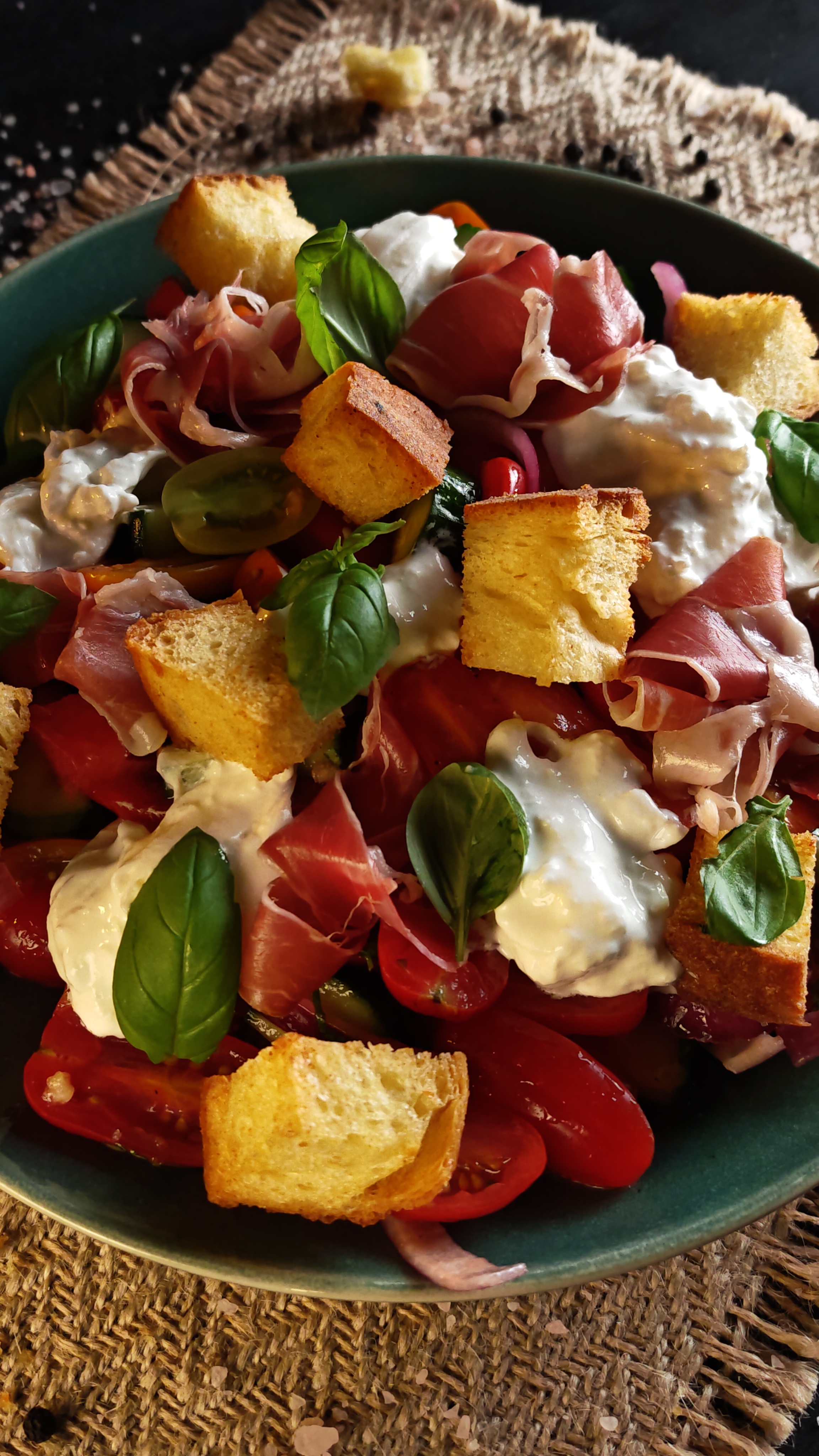Salată cu burrata și jamon - Rețeta rapidă și plină de savoare