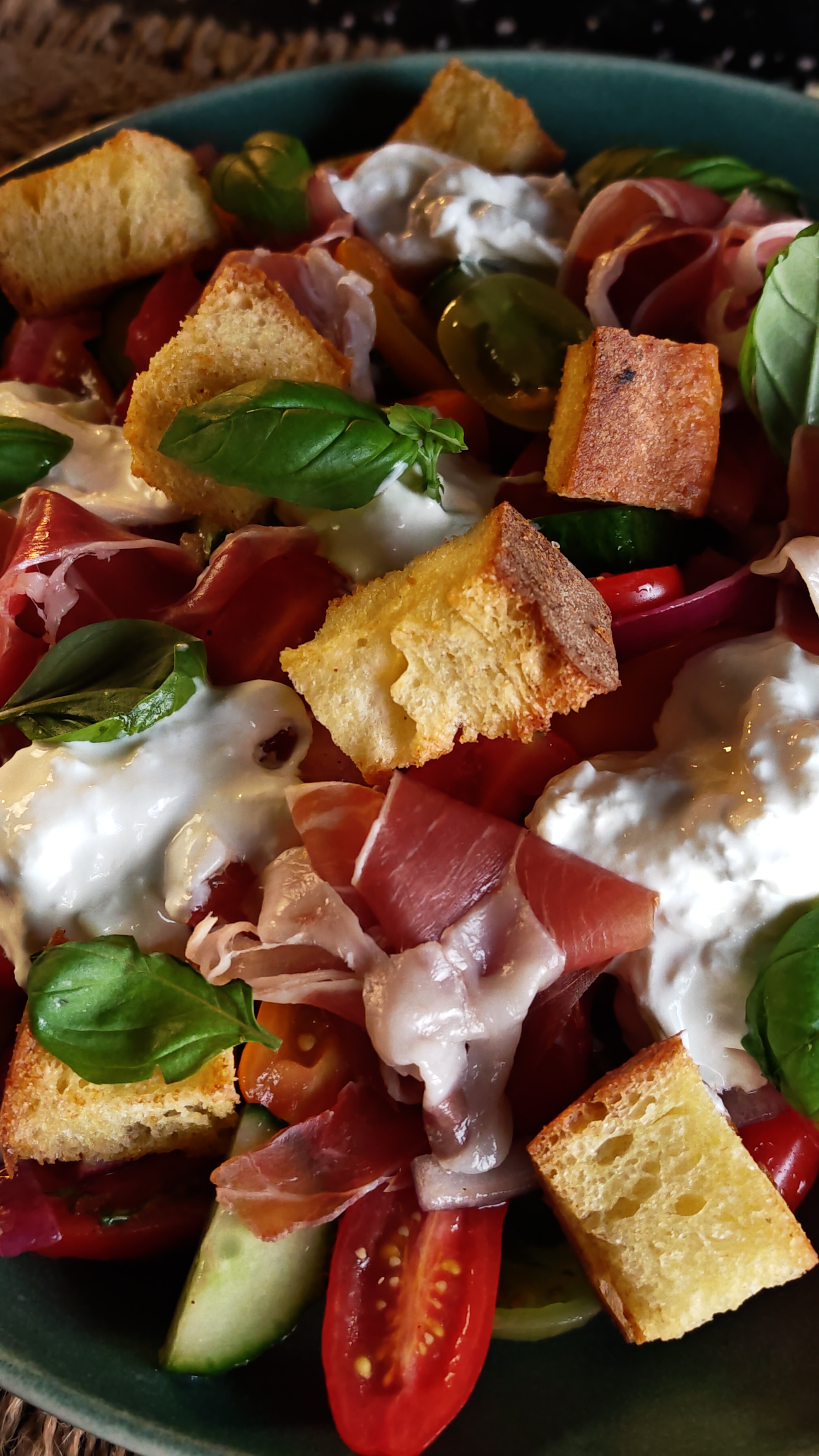 Salată cu burrata și jamon - Rețeta rapidă și plină de savoare