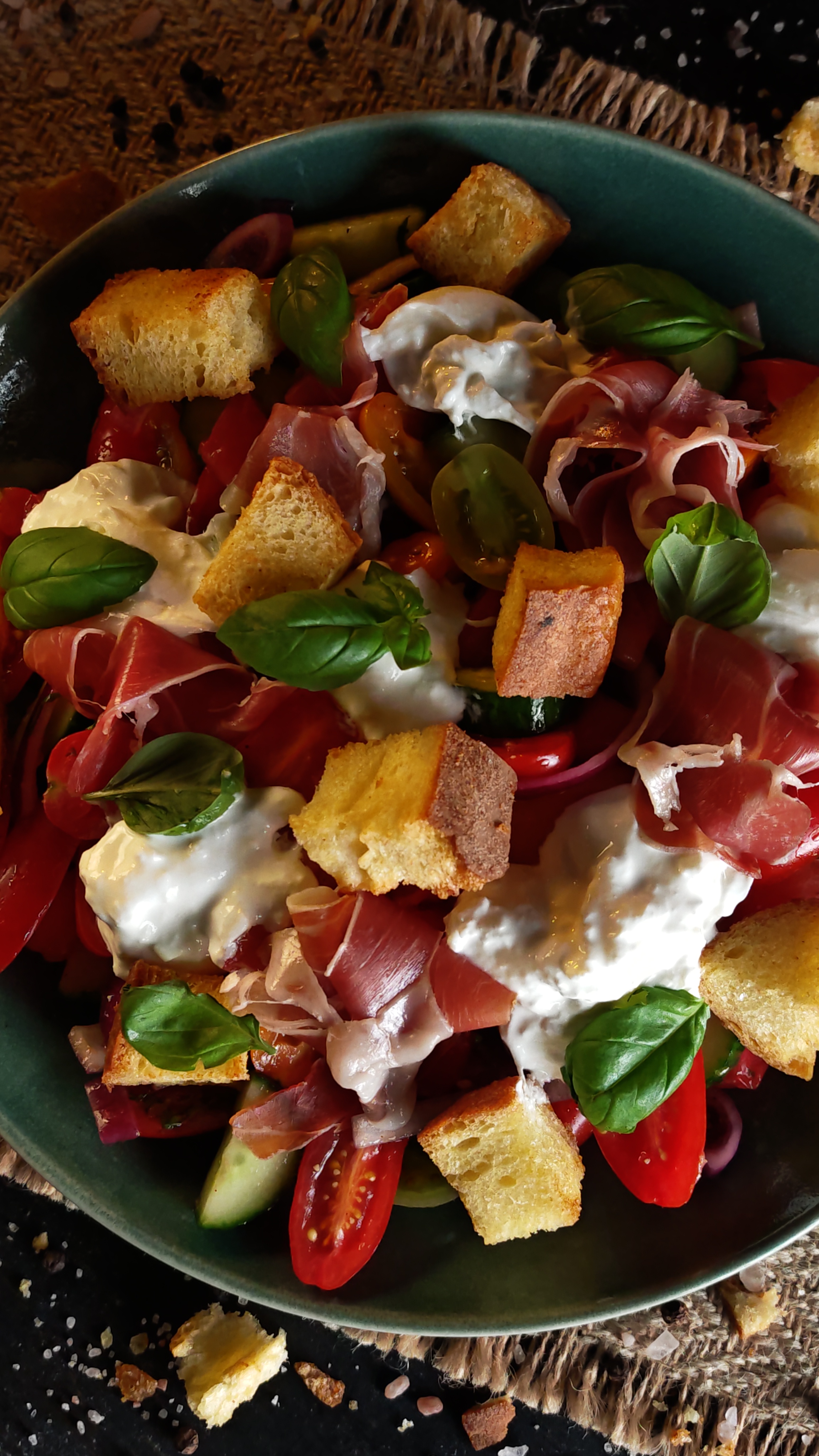 Salată cu burrata și jamon - Rețeta rapidă și plină de savoare