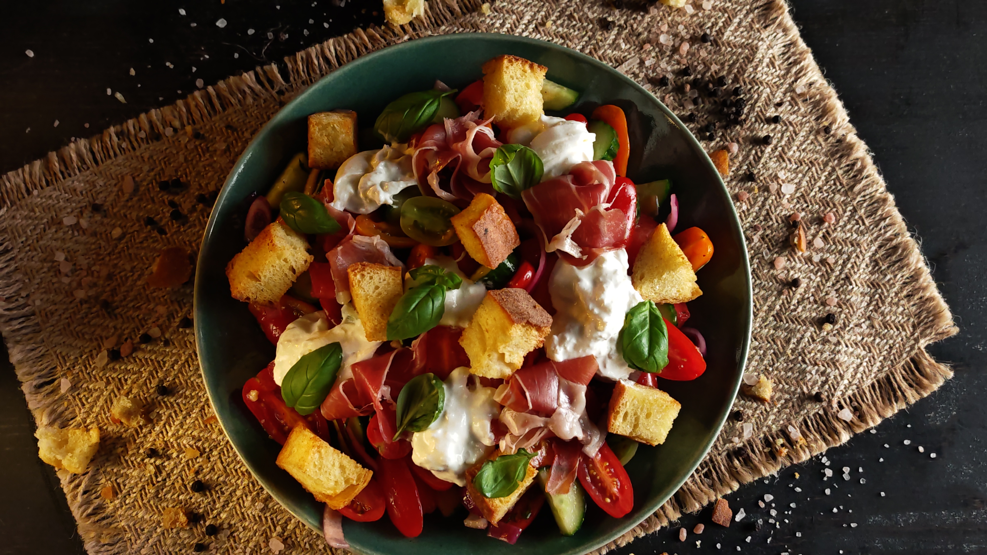 Salată cu burrata și jamon - Rețeta rapidă și plină de savoare