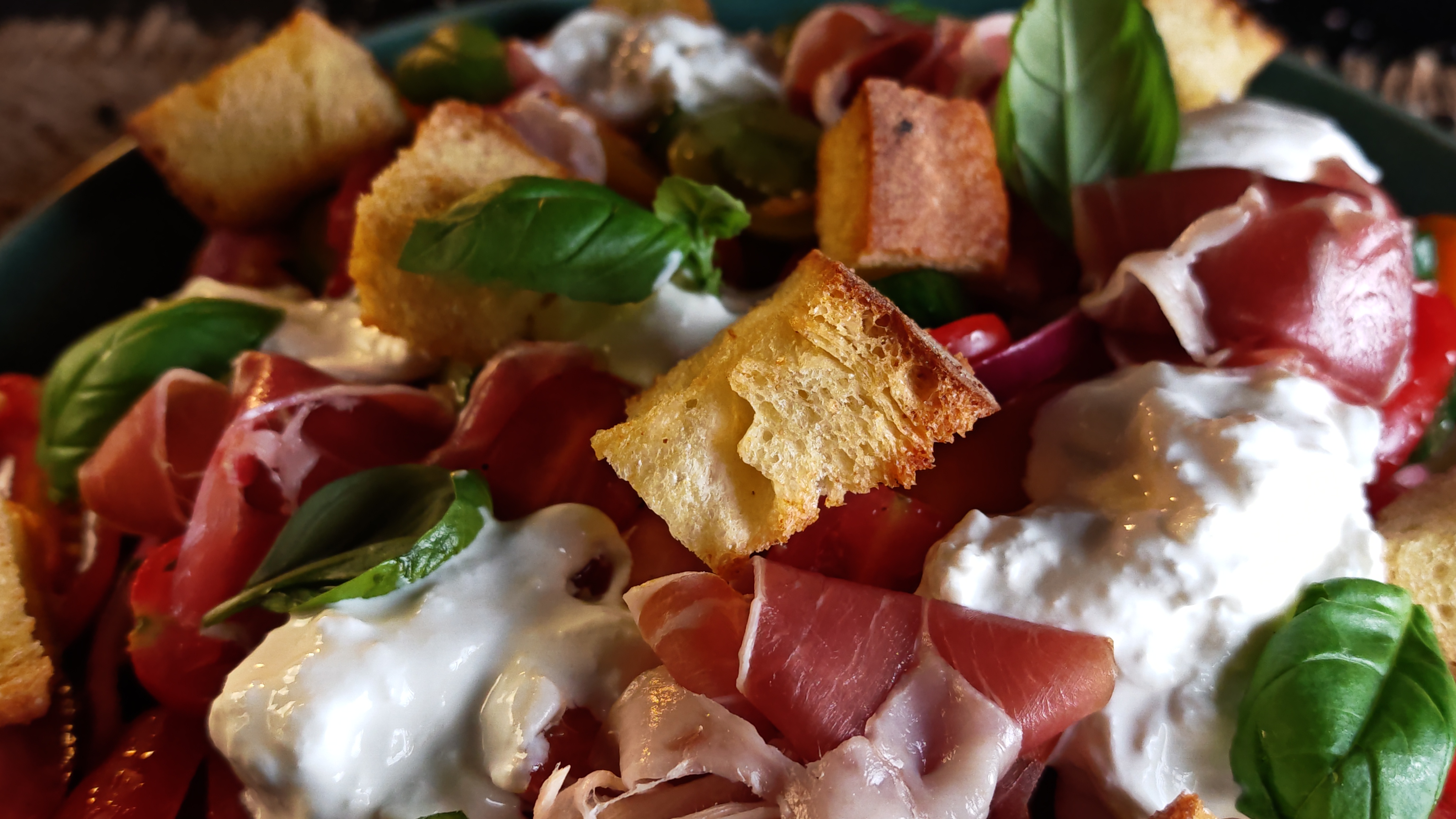 Salată cu burrata și jamon - Rețeta rapidă și plină de savoare