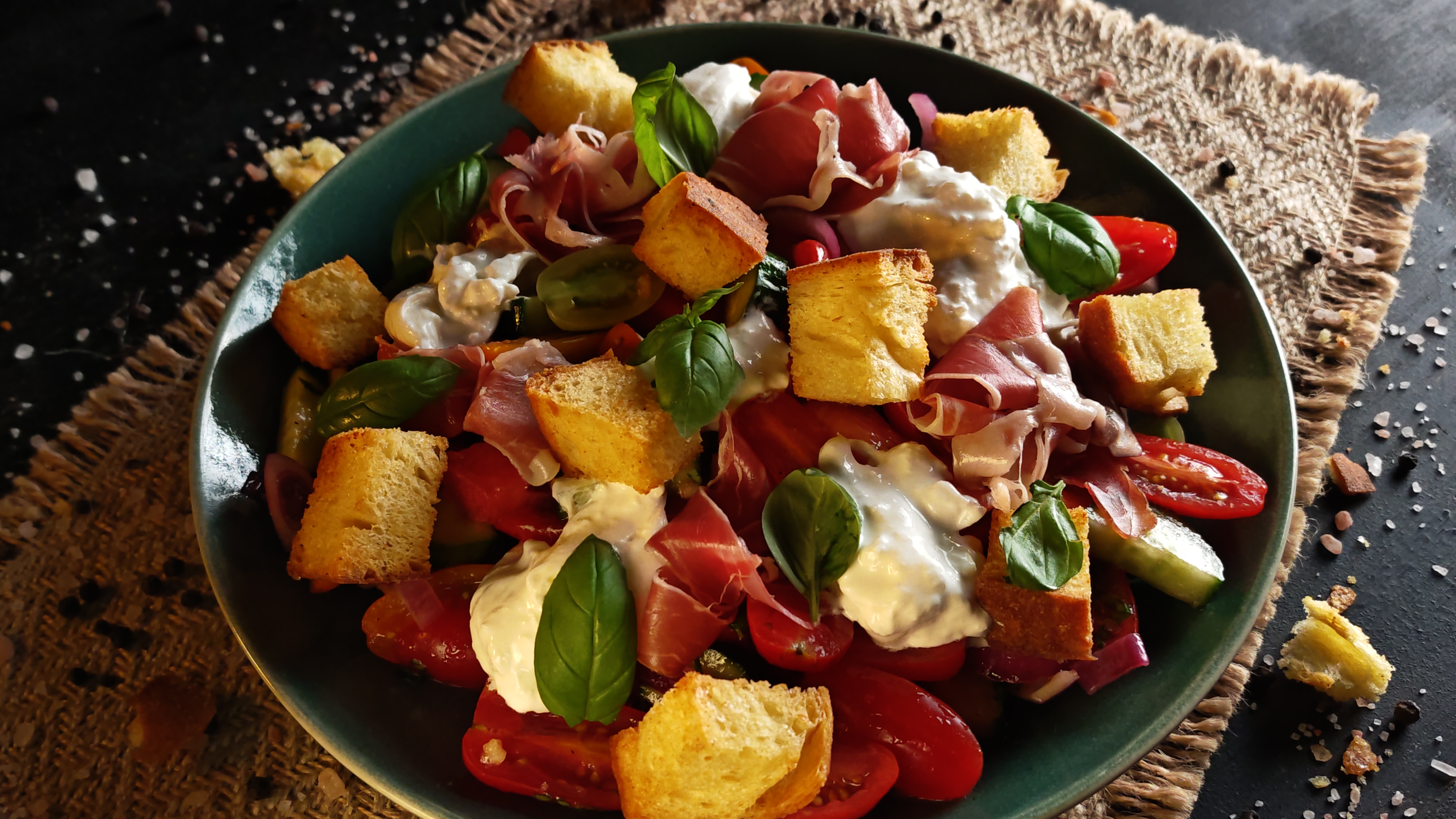 Salată cu burrata și jamon - Rețeta rapidă și plină de savoare