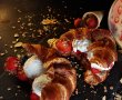 Croissant umplut cu înghețată și fructe - Desertul rapid și delicios-2