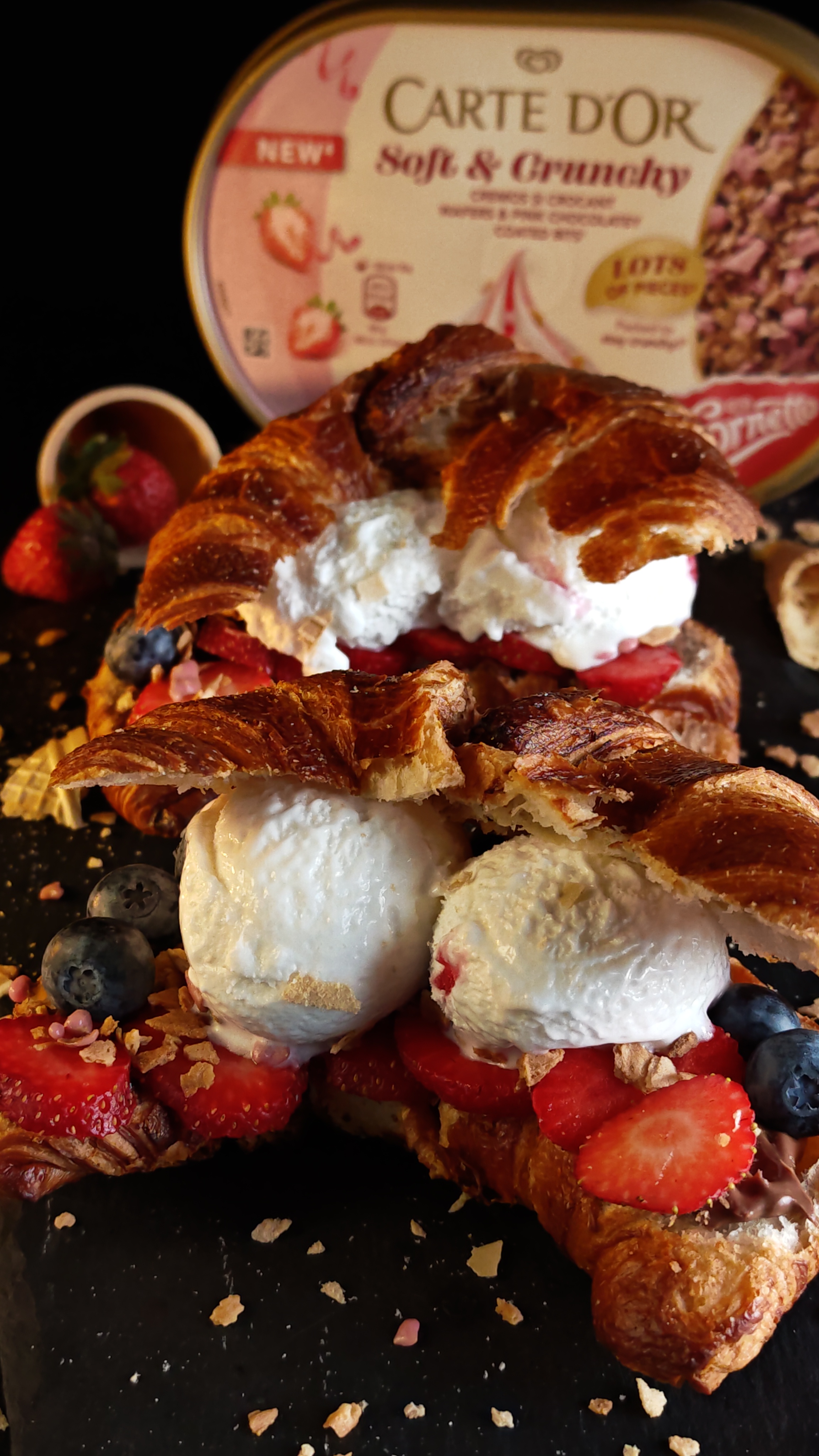 Croissant umplut cu înghețată și fructe - Desertul rapid și delicios