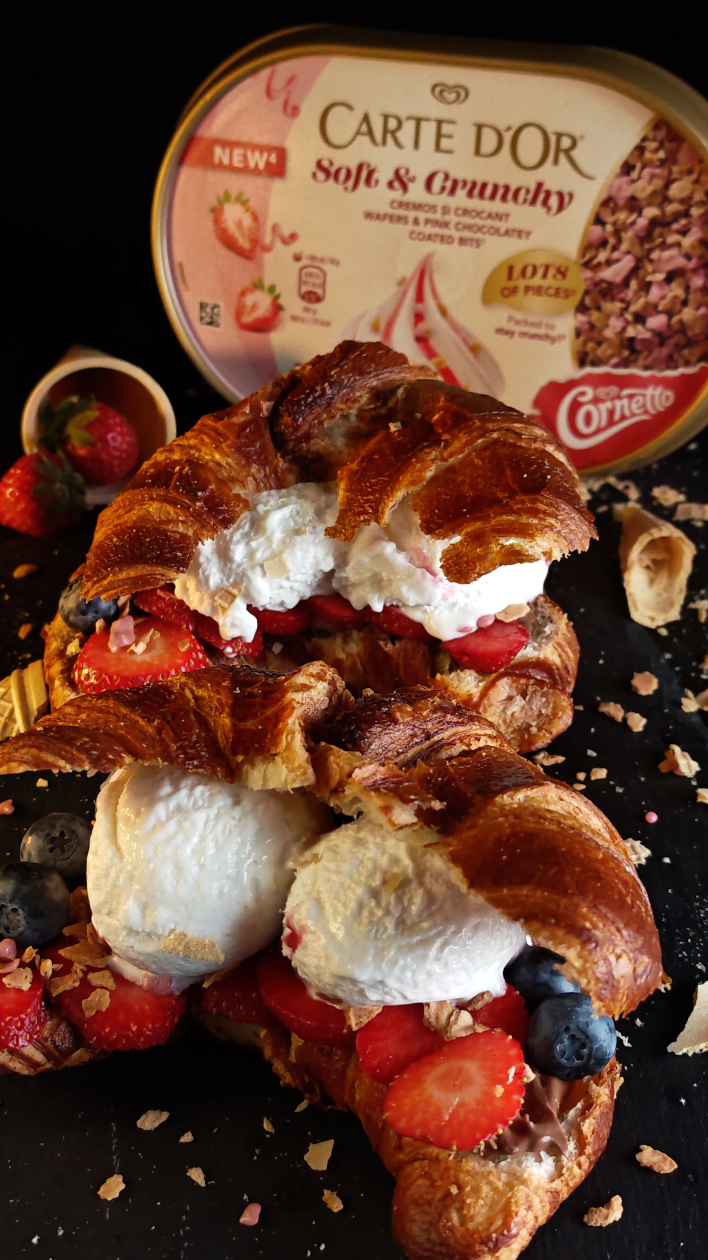 Croissant umplut cu înghețată și fructe - Desertul rapid și delicios