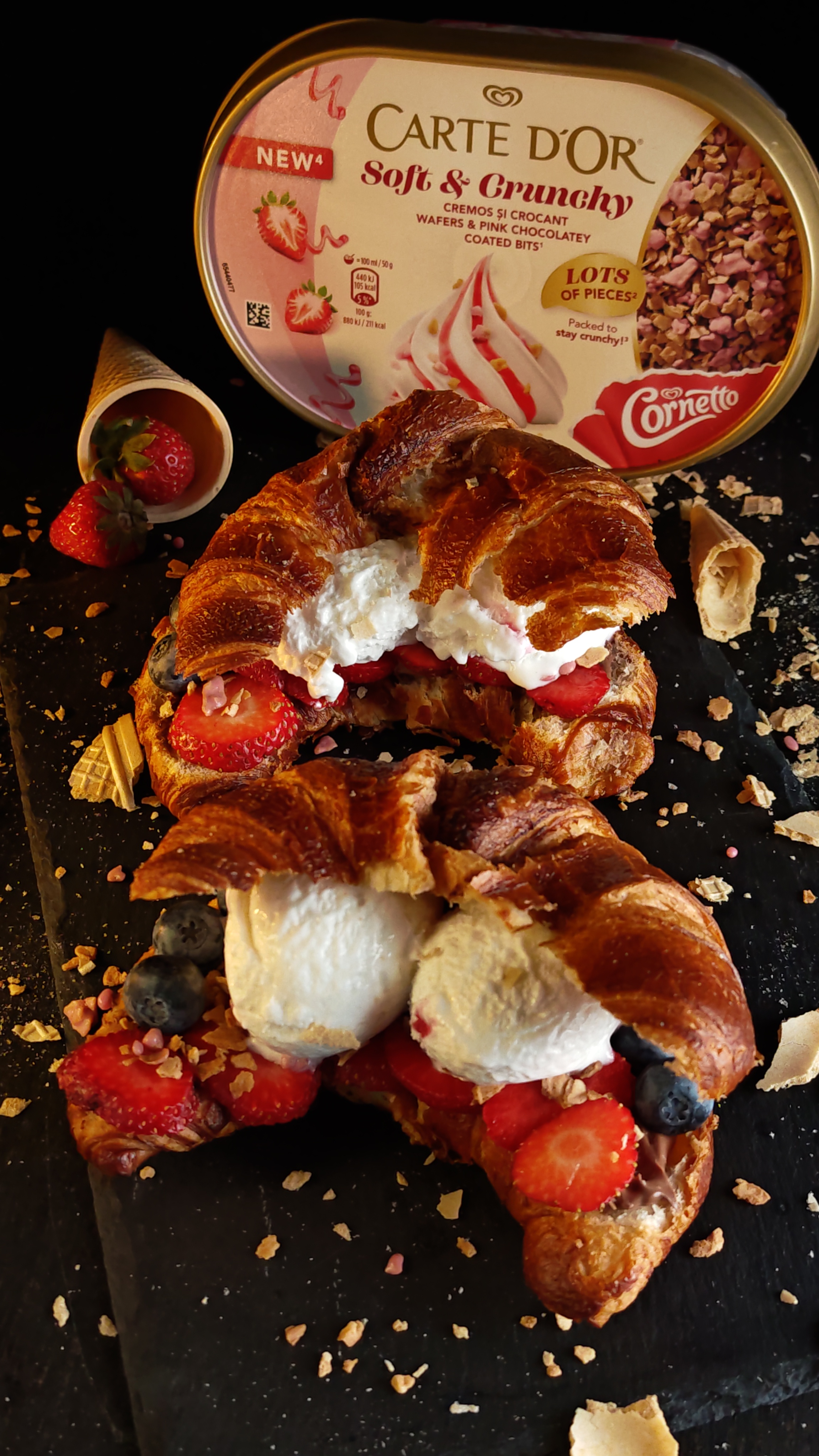 Croissant umplut cu înghețată și fructe - Desertul rapid și delicios