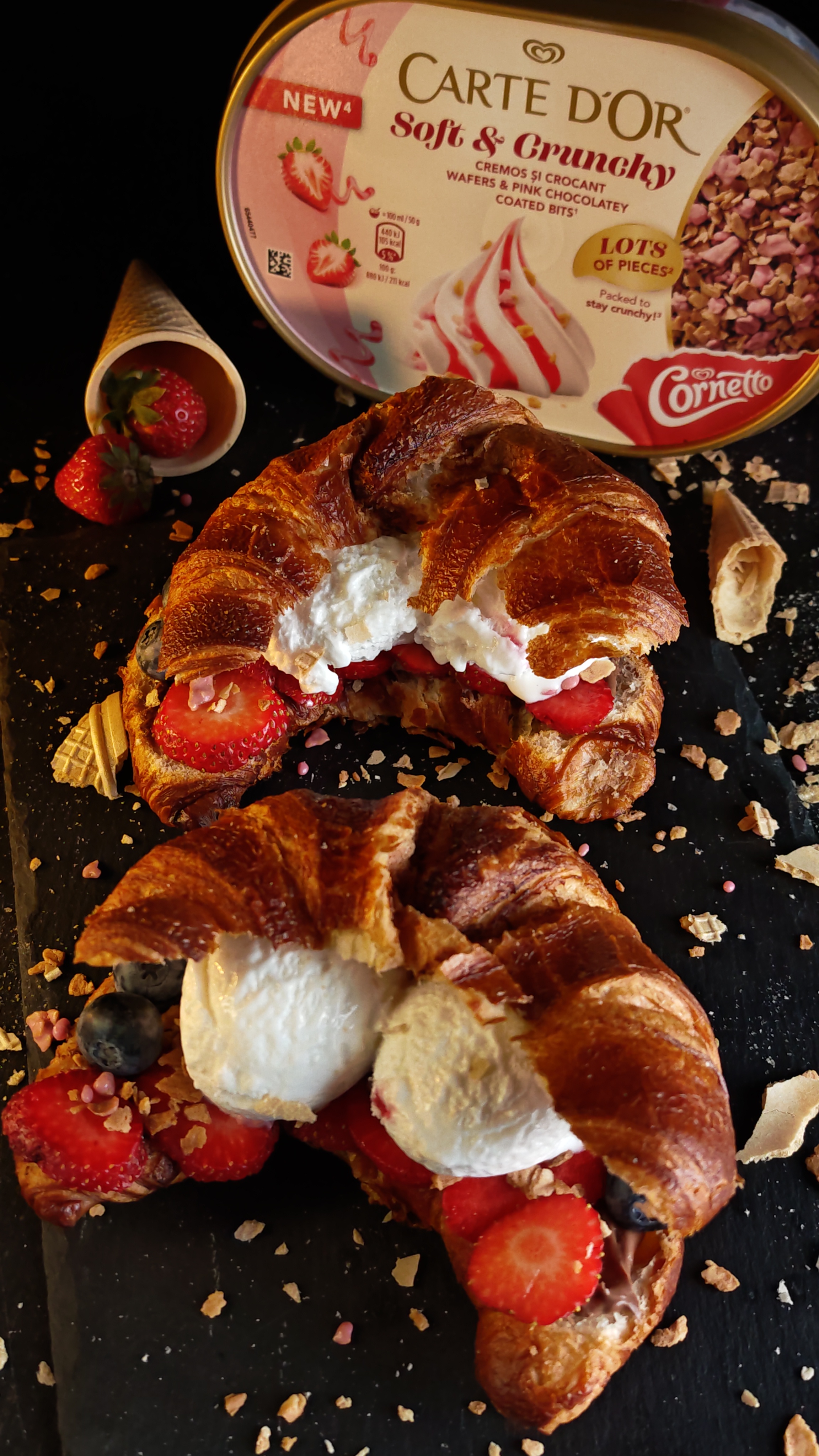 Croissant umplut cu înghețată și fructe - Desertul rapid și delicios