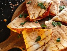 Quesadilla pizza - Rețeta rapidă și gustoasă