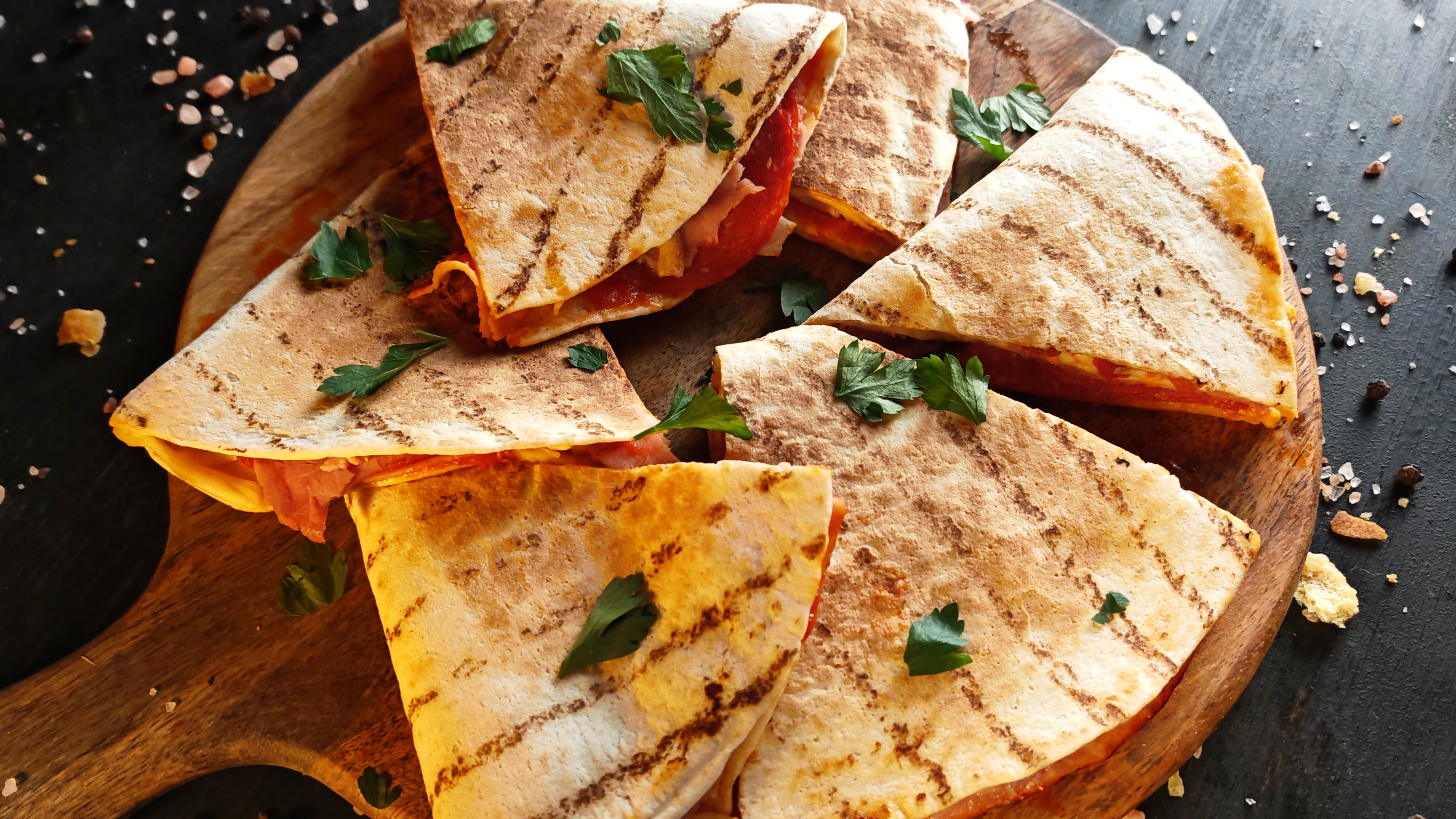 Quesadilla pizza - Rețeta rapidă și gustoasă