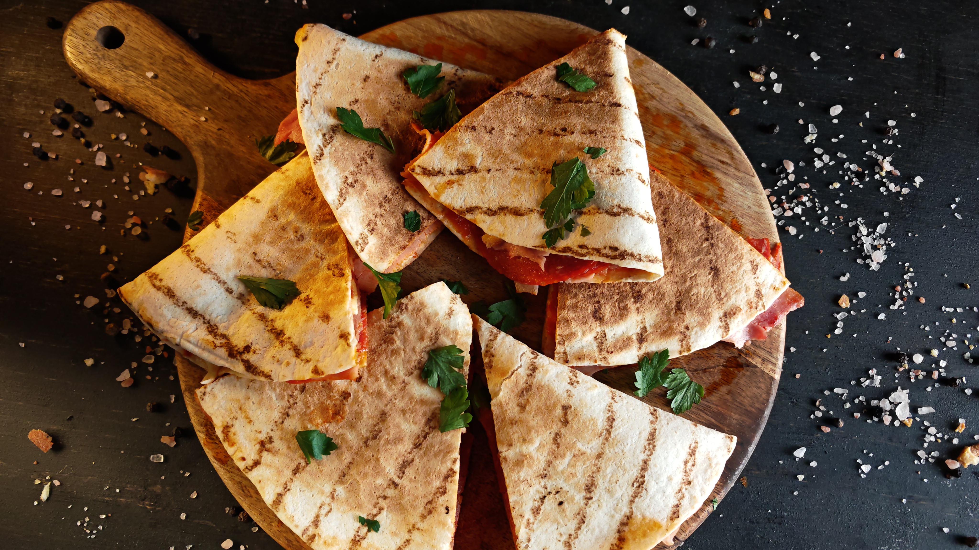 Quesadilla pizza - Rețeta rapidă și gustoasă
