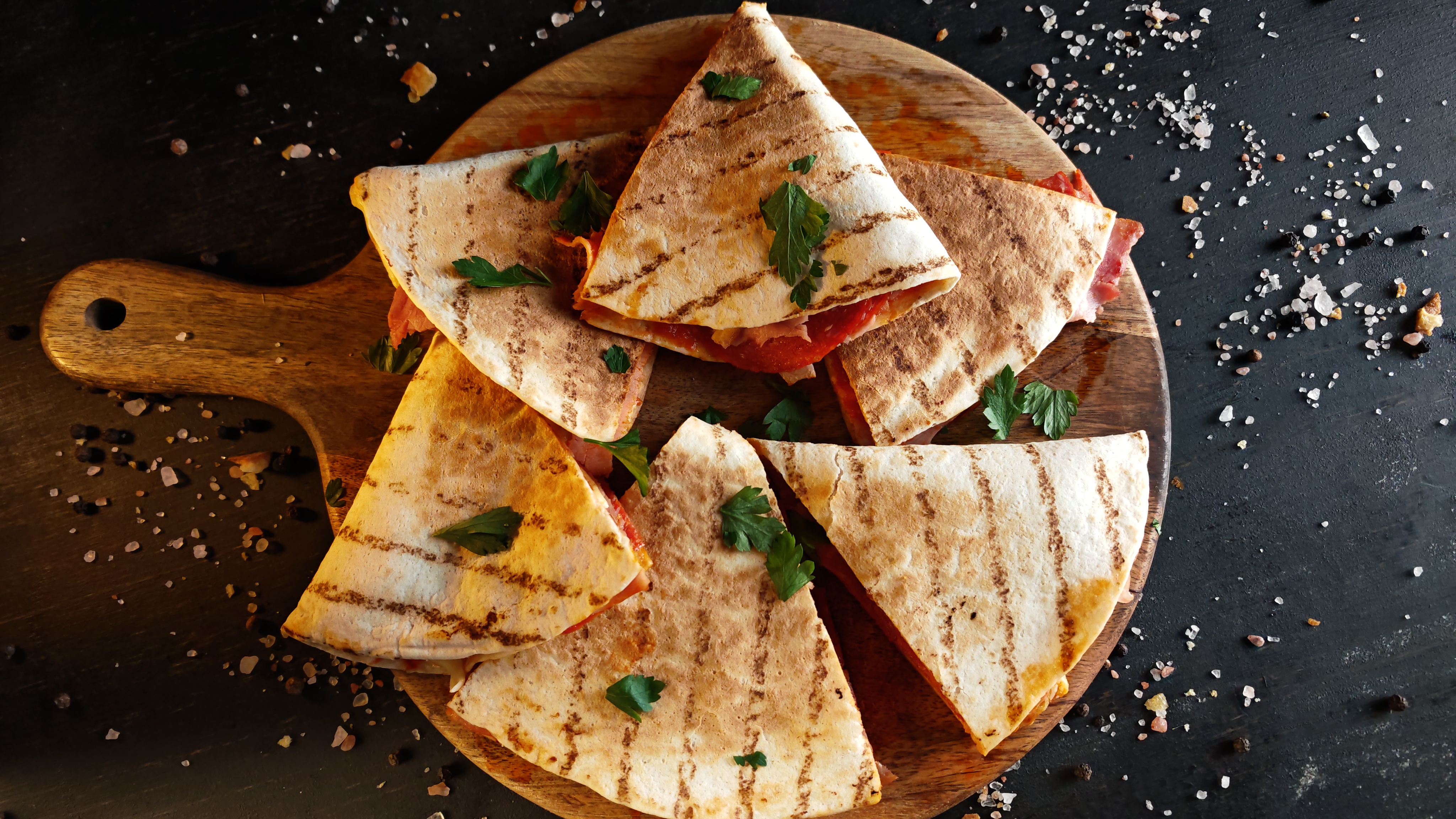 Quesadilla pizza - Rețeta rapidă și gustoasă