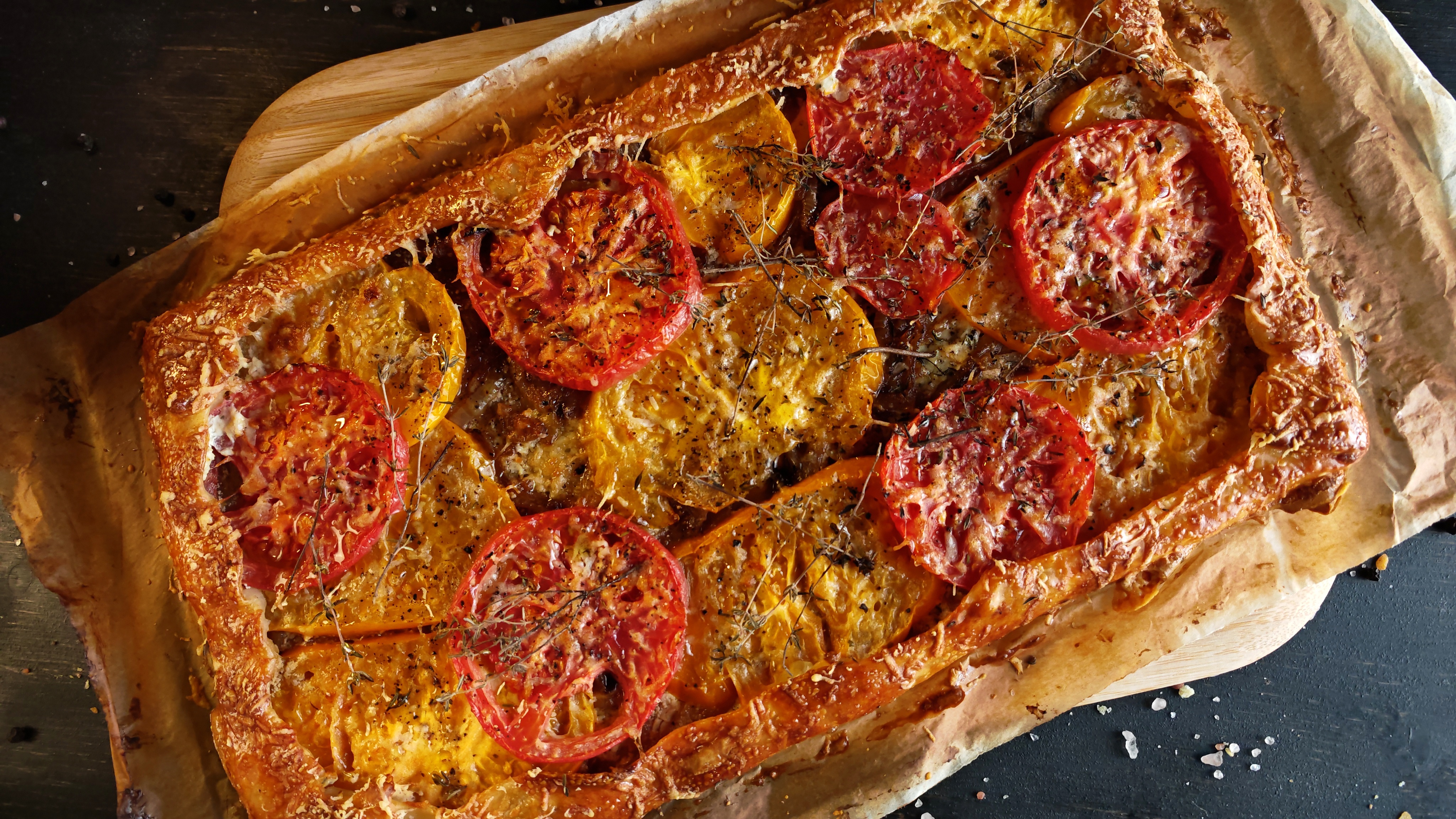Tarta verii - Rețeta savuroasă cu roșii și ceapă caramelizată