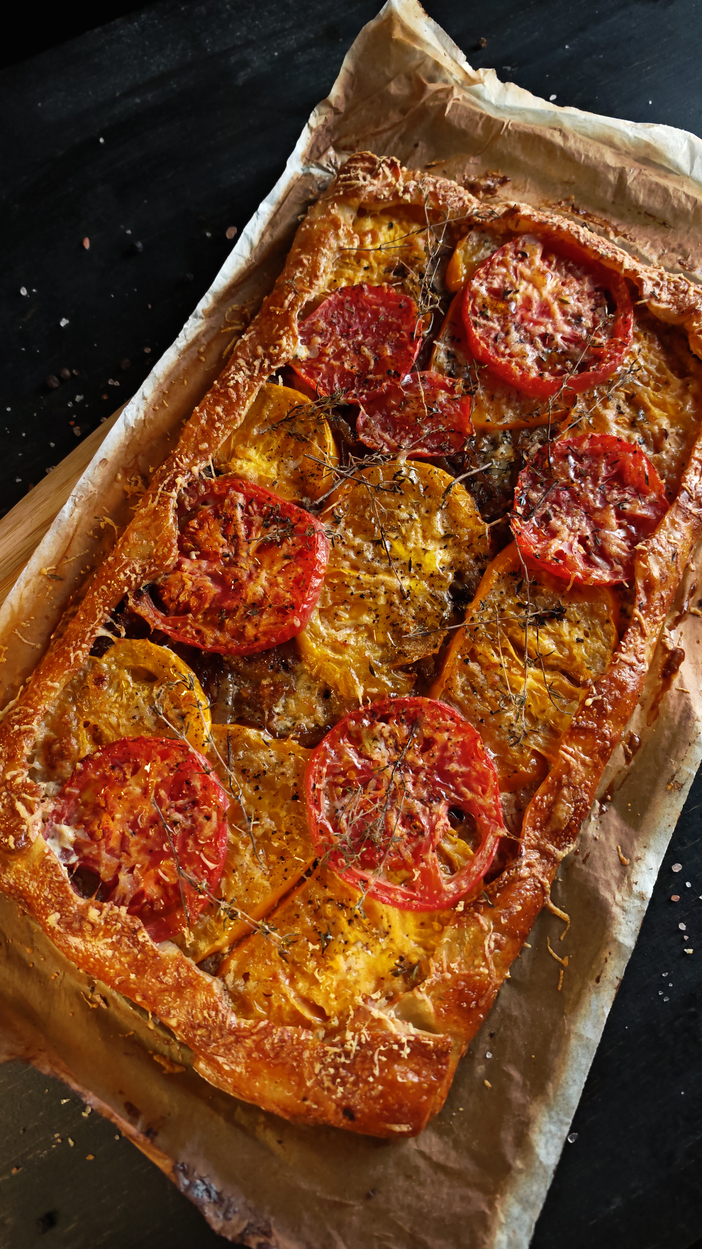 Tarta verii - Rețeta savuroasă cu roșii și ceapă caramelizată