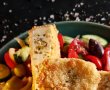 Salată grecească reinterpretată - Rețeta savuroasă cu feta pane-2