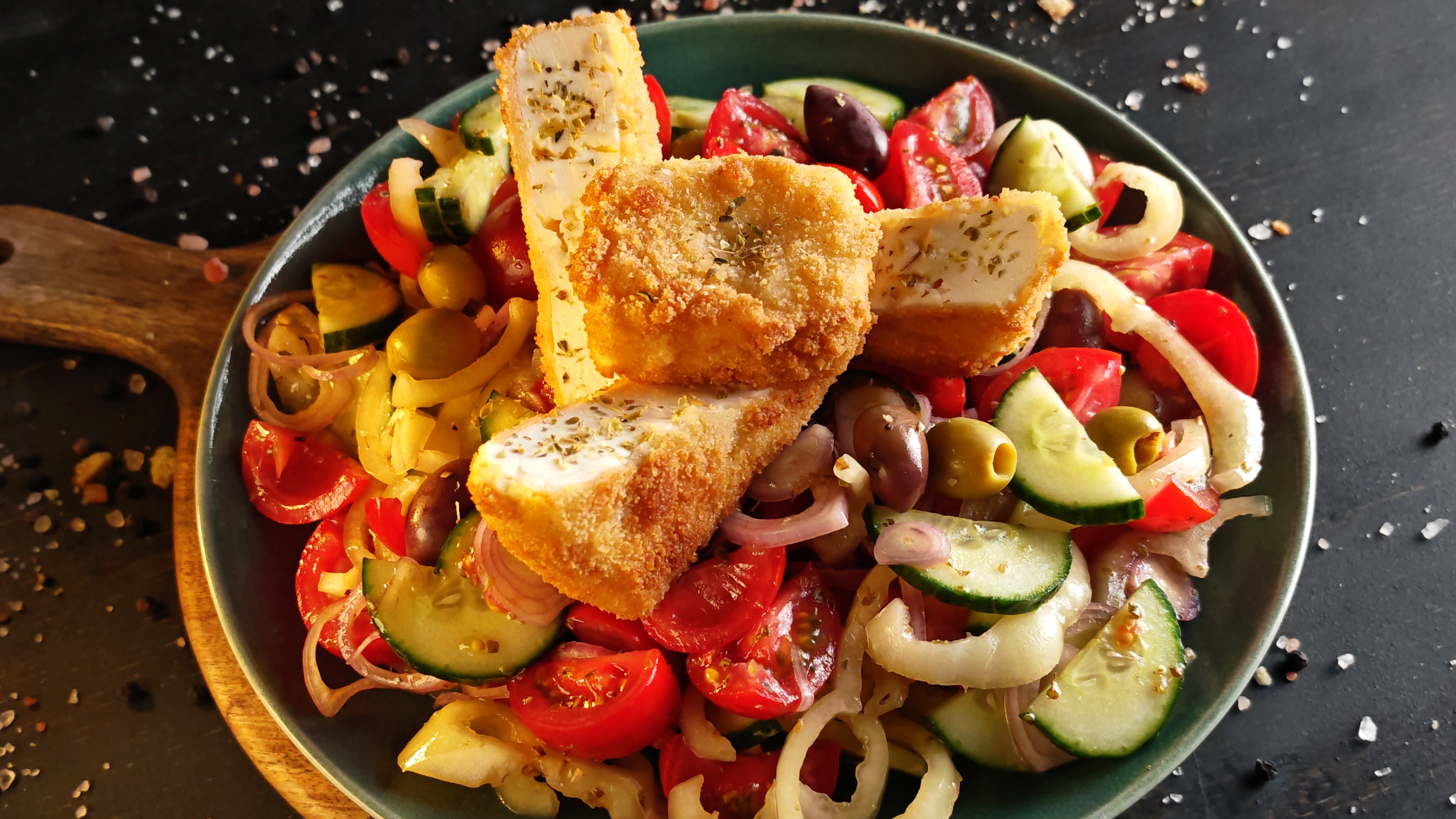 Salată grecească reinterpretată - Rețeta savuroasă cu feta pane
