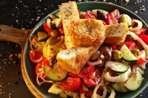Salată grecească reinterpretată - Rețeta savuroasă cu feta pane
