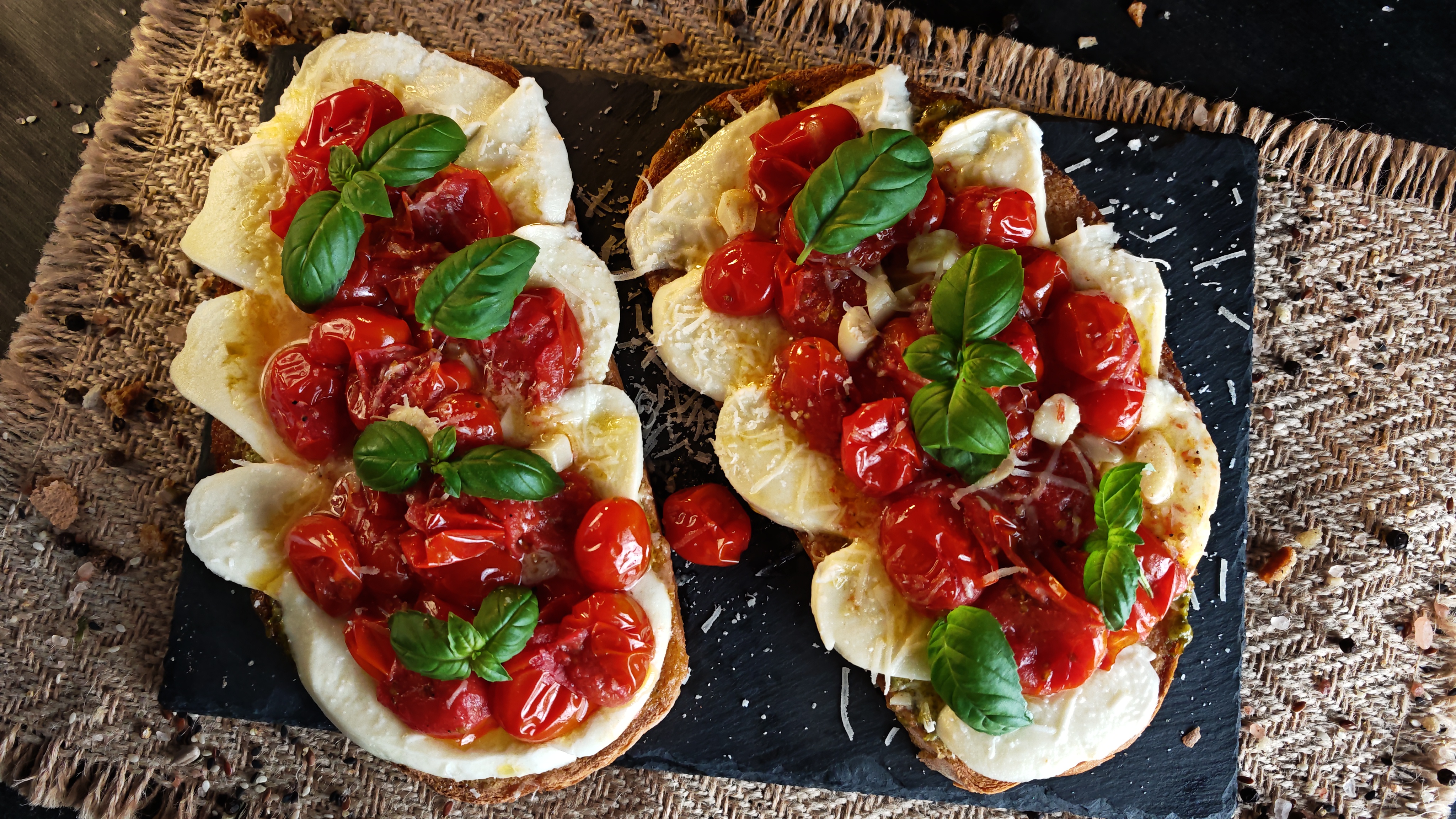 Bruschete cu roșii cherry și mozzarella - Rapide și savuroase