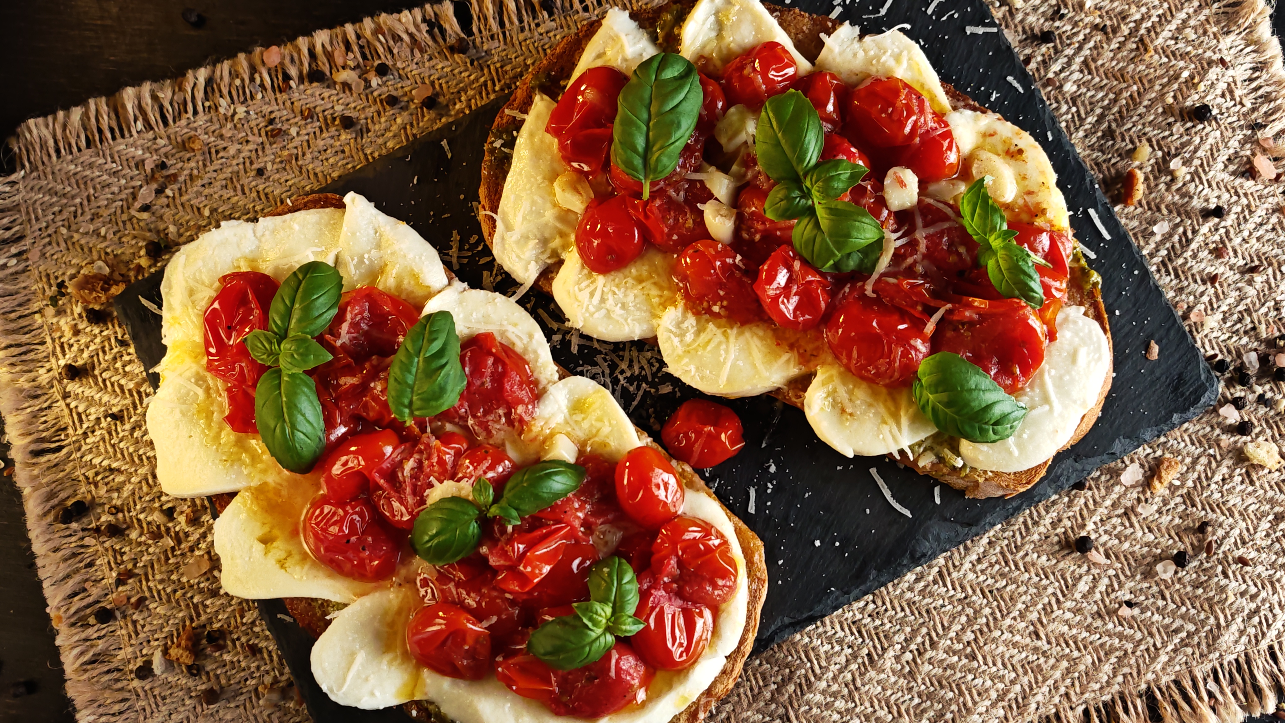 Bruschete cu roșii cherry și mozzarella - Rapide și savuroase