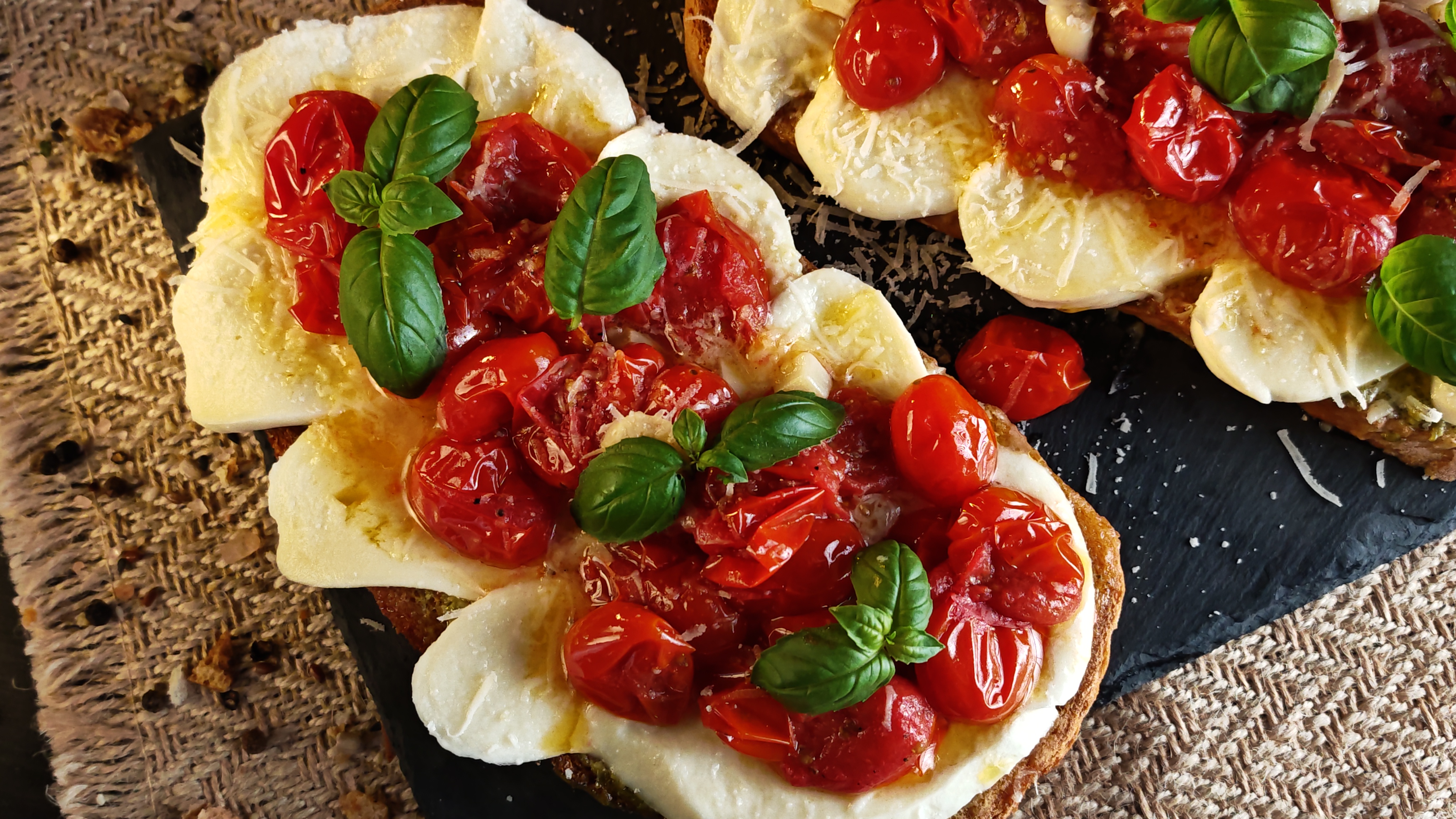 Bruschete cu roșii cherry și mozzarella - Rapide și savuroase