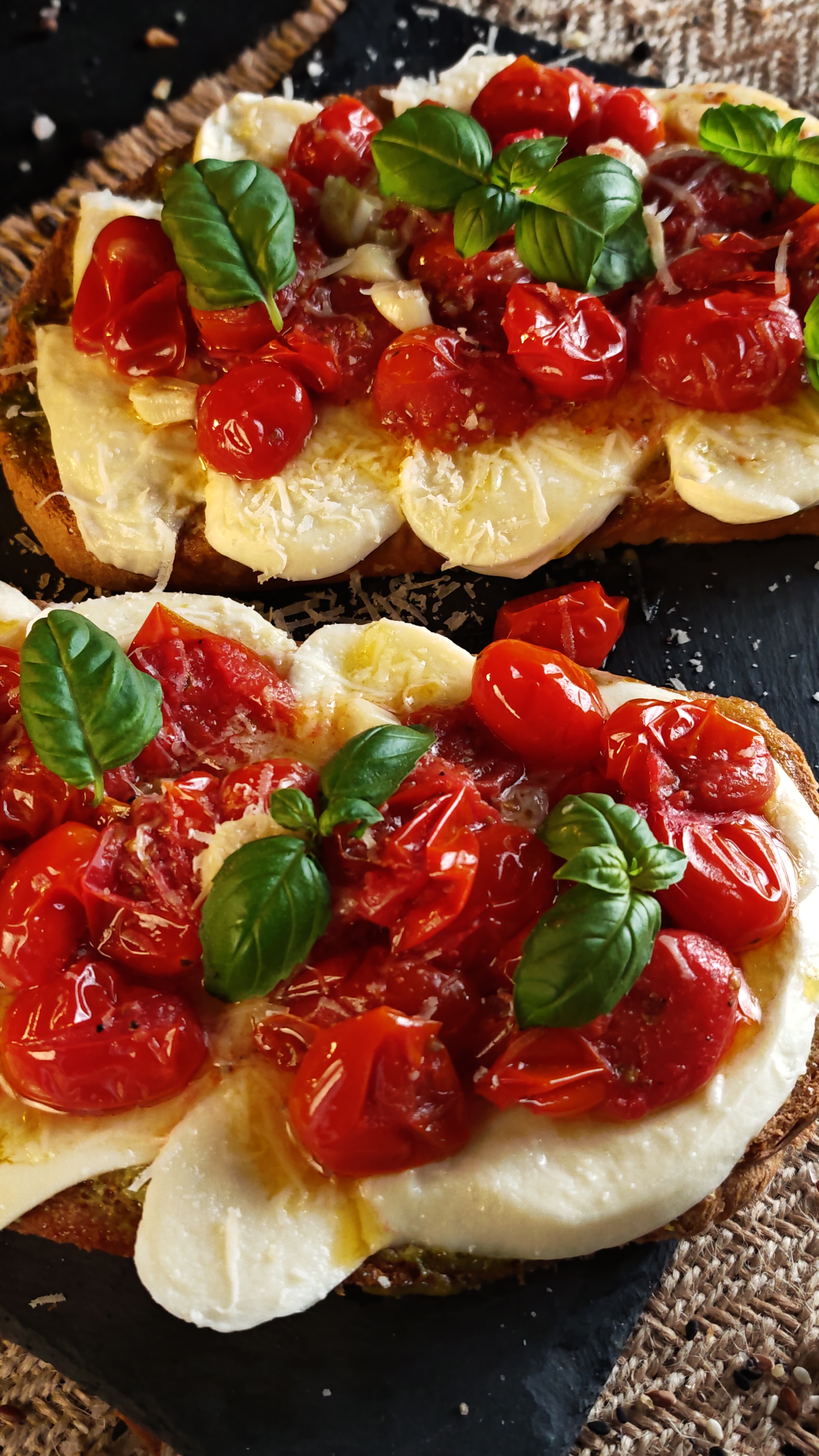 Bruschete cu roșii cherry și mozzarella - Rapide și savuroase