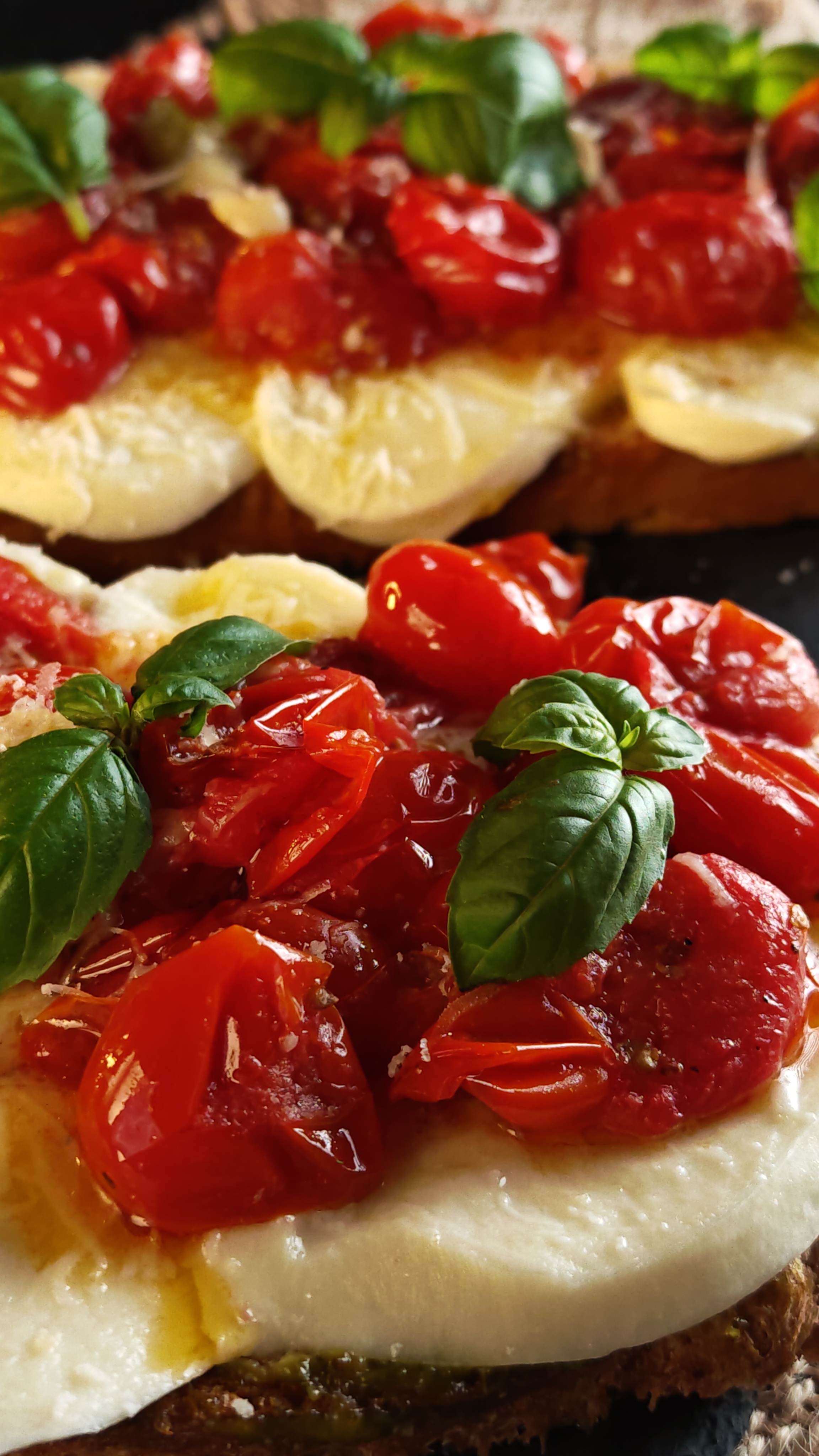Bruschete cu roșii cherry și mozzarella - Rapide și savuroase